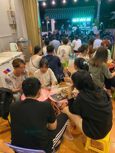 SANG GẤP VỊ TRÍ VÀNG: Quán cafe khu sinh viên đông nghẹt, vỉa hè 20m.