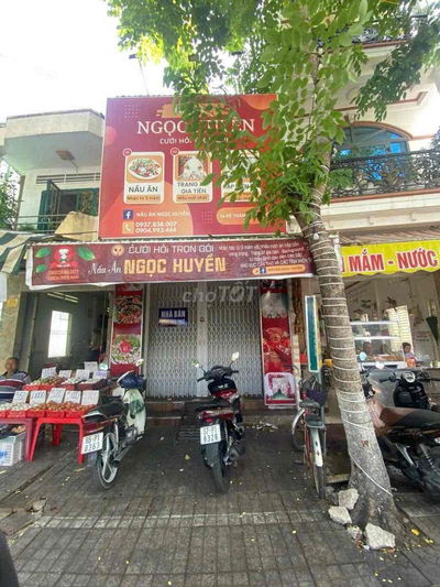 Cho thuê mặt tiền đường Đề Thám - Đoạn đầu đường rất đông đúc