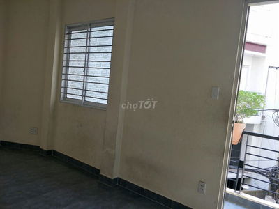 nhà lầu đúc thoáng mát,an ninh, có bancon, máy lạnh