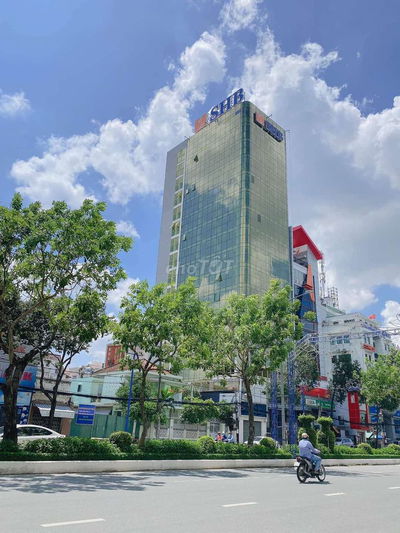 Cho thuê văn phòng tòa nhà Đại lộ Hòa Bình, trung tâm TP Cần Thơ.