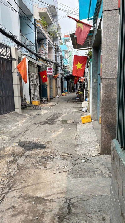 Xe hơi tới nơi. Nhà phường điểm, có cửa sau thông thoáng