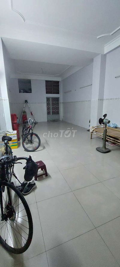 Cho thuê tầng trệt lối đi riêng ngay Tân Hương và Độc Lập.