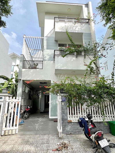 Biệt thự mặt tiền Nguyễn Đình Thi 3 lầu 7x20 4pn kdc Gia Hoà- 523 ĐXH