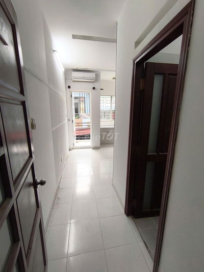 PHÒNG CÓ NỘI THẤT, BAN CÔNG - GẦN ĐH NGUYỄN TẤT THÀNH