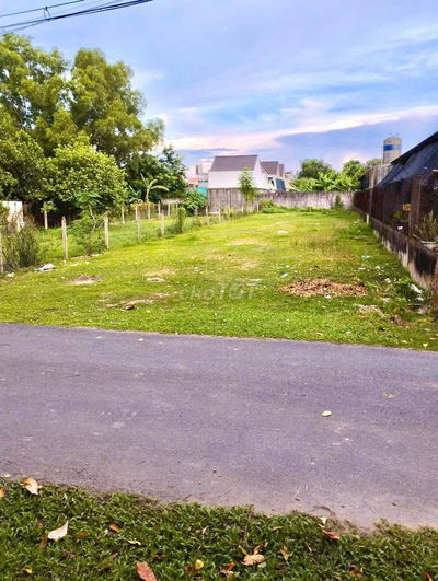 CẦN TIỀN BÁN HANH LÔ ĐẤT 300M2 full thổ cư( GIÁ 650TR) tại CỦ CHI.SHR