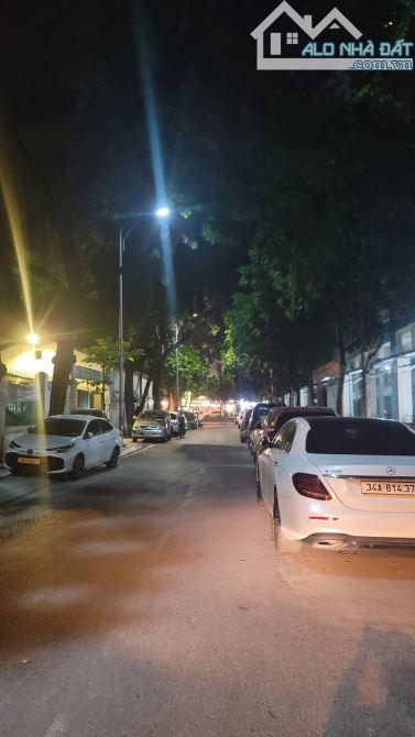 Một căn duy nhất, Phố Víp Nguyễn Văn Huyên - Ô tô đỗ cửa vào nhà, DT55m2 - 19.8 tỷ Hiếm