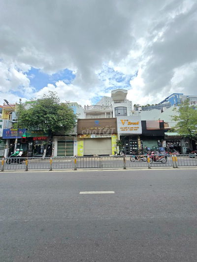 Bán nhà Mặt Tiền Trường CHinh-Tân Bình.DT 4x18- ĐÚc 1 Lầu- CHỉ 17 TỶ