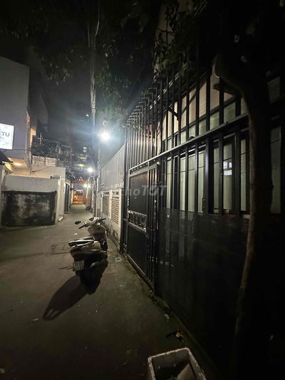 Phòng trọ mặt tiền, có thể buôn bán, có gác