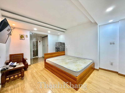 CHO THUÊ 1 PHÒNG NGỦ TÁCH BẾP 35M2 4 NGƯỜI 4 XE, HẦM XE THANG MÁY