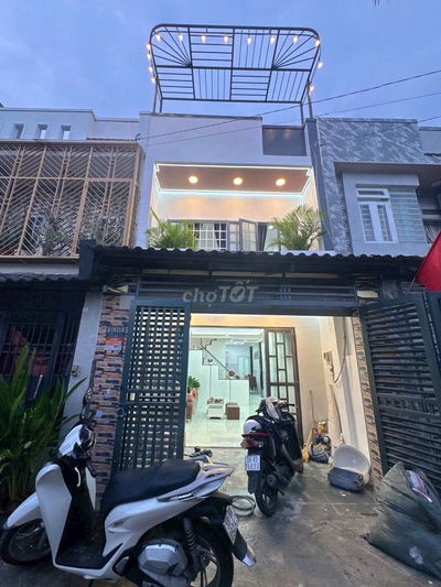 Nhà đẹp SHR đường Hà Huy Giáp, phường Thới An. DT 4x17m có 3 PN, 2 WC.