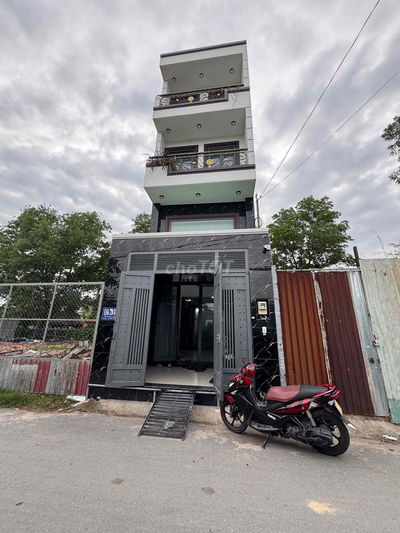 Nhà hẻm xe hơi, DT:4 x 21, đúc 3 tấm