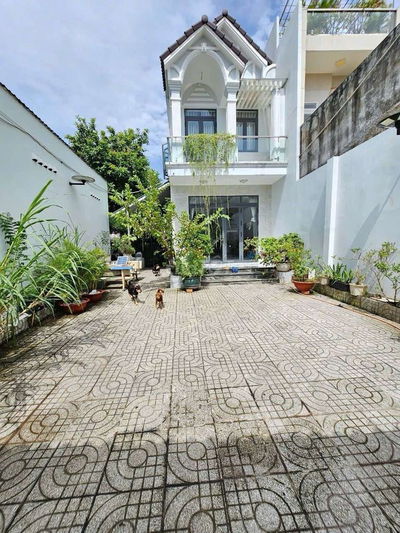 Nhà phố sân vườn đẹp gần chợ Xóm Vắng và Vincom550 Tp. Dĩ An