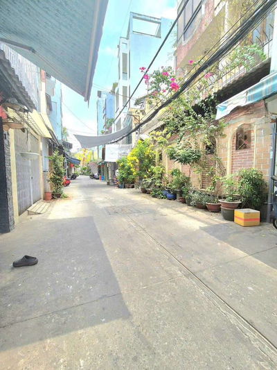 NHÀ 985/ LẠC LONG QUÂN - 4,8M X 13M - 3 LẦU - HẺM RỘNG 8M - 7 TỶ 2 TL