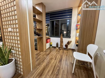 4.	Cần bán gấp nhà sát phố Hoàng Quốc Việt – ô tô kinh doanh, mặt tiền siêu đẹp, sổ đỏ vuô