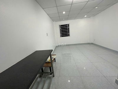 Phòng wc riêng, máy lạnh gần Ngã Tư Bảy Hiền- Sân bay