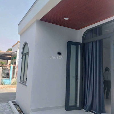 NHÀ MỚI Ở LIỀN 4,2×33,5 ĐƯỜNG TẬP ĐOÀN 8. XÃ TRƯỜNG BÌNH. CẦN GIUỘC.