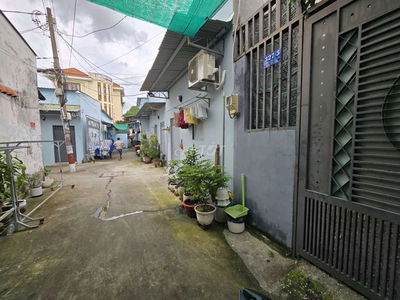 Nhà sát Mt , gần công viên làng hoa . P. 8 . Gò vấp .