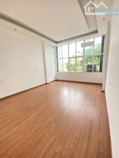 Hót! Dưới 14.6 Tỷ! Bán Nhà Mặt Đường Nguyễn Chí Thanh, Đống Đa, 40x4T, Mặt Phố-Vỉa Hà-KD