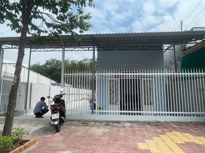 Bán 200m2 đất sẳn nhà cấp 4, gần chợ hưng long, chỉ 750 triệu