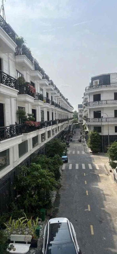 Nhà phố đẹp 4x15 khu dân cư an ninh 4pn ,5wc xe hơi đậu cửa