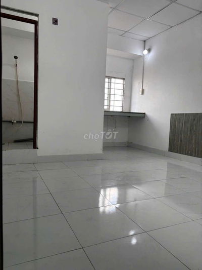 Phòng trệt 1 cửa sổ cách Đại học Công thương 300 m giờ tự do, wc riêng