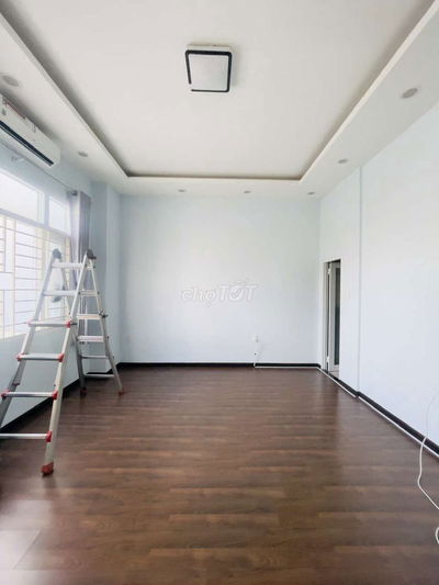 Nhà 2 lầu 4pn đường số Lâm Văn Bền