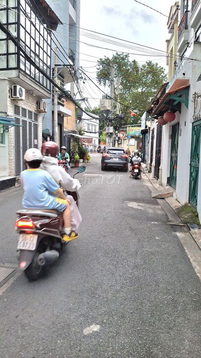 SÂN TRƯỚC NHÀ 10M, 49 m2, 4 tầng, 4 phòng ngủ, Ngay PHAN XÍCH LONG