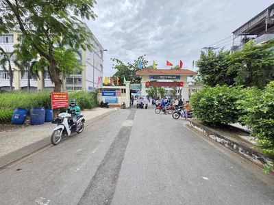 nhà mặt tiền kinh doanh ngay cổng trường cấp 2 Tân Đông Hiệp Dĩ An