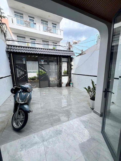 Nhà hẻm xe hơi, xây thông thoáng , sổ vuông đẹp, tiện ích đầy đủ