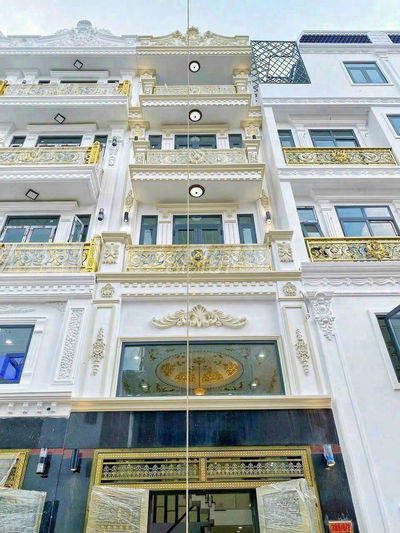 Nhà mới đẹp y như hình 4 x 16 có 5pn 5wc sân thượng