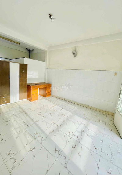 Phòng ban công tách bếp rộng 30mv ngay vòng xoay chợ Thủ Đức giá 4