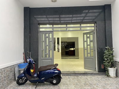 Cho thuê nhà ngày siêu thị AEON Tân Phú. DT: 5x25, đổ 3 tấm.