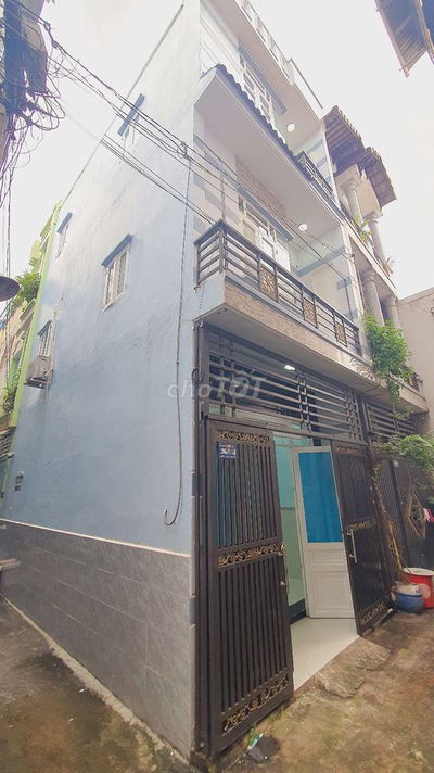 Nhà 2 lầu, 4 phòng ngủ, hẻm 4m. Sau siêu thị Mega Metro Q12