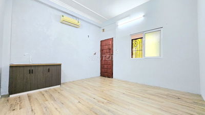 Phòng ngay mặt tiền đường lớn, mới sơn sửa, sẵn bếp, máy lạnh, C.V.A !