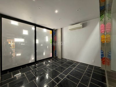 Cho thuê văn phòng lầu 1, 14m2, mặt tiền đường 3 tháng 2 Quận 10