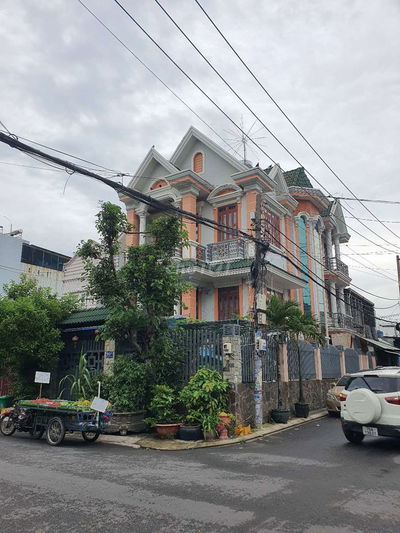 Biệt thự góc 2MT lớn gần chợ giãn dân dt 8,5x18 trệt 2 lầu đường 10m