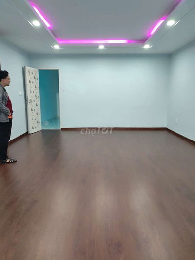 Cho thuê nhà mới 6pn đối diện công viên 5*20m ba lầu sát Aeon