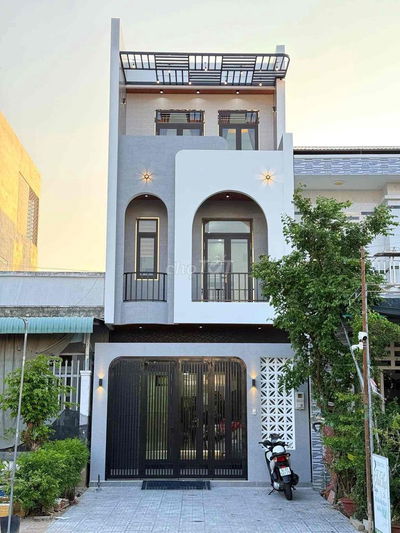 Nhà 2 lầu mới đẹp 4pn gần bờ kè công viên và trường học khu VH Tây Đô