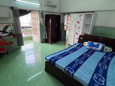 Phòng trọ rộng 25m2,có 2 ban công hướng công viên lớn, 2 cửa chính lớn