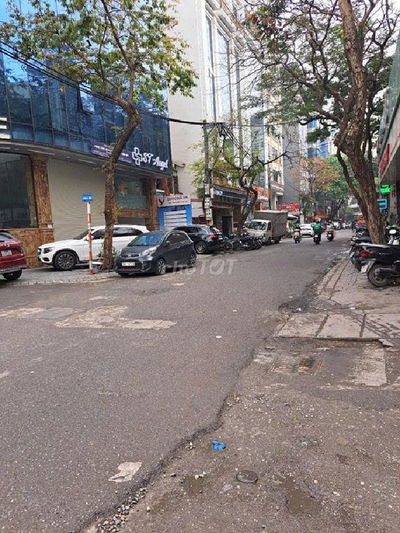 Nhà phân lô ngõ 106 đường Hoàng Quốc Việt, Dt 65m2 x 5 tầng - 22 triệu