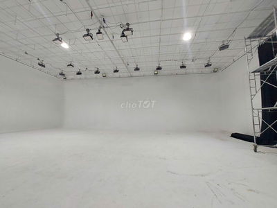 Cho thuê kho xưởng quận 7 DT 500m trần la phông mát để hàng cao cấp.