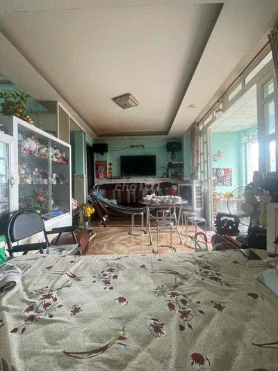 nhà đúc kiên cố có sân trước và sau thoán mát