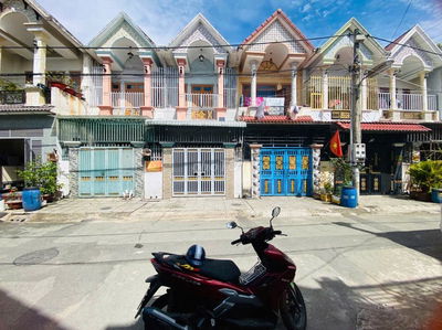 Nhà 4p ngủ, sân xe hơi, ngã ba cây điệp gần Chợ dĩ an 1.