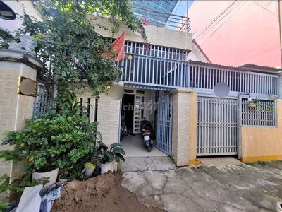 Nhà 79m cấp 4 gác lửng gần trung tâm Y Tế và chợ Dĩ An 1