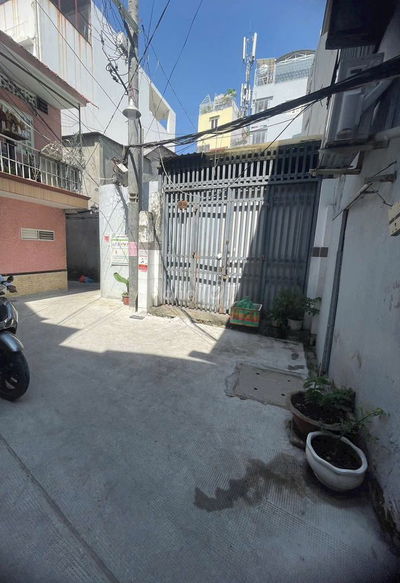 Nợ bank nên bán nhà hẻm Lê Văn Sỹ, Quận 3. Trung tâm tiện đi lại.