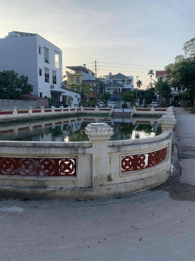 Bán mảnh đất gần chợ Mai Hiên, mặt tiền 4,8m, ngõ thông. Hơn 4 tỉ