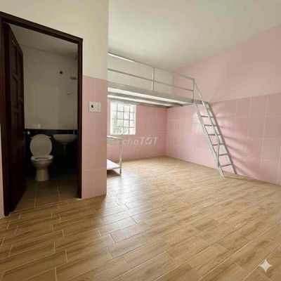 Phòng rộng gác cao gần cầu vượt Tham Lương giá từ 1tr9
