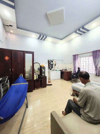 Cần bán căn nhà dt lớn giá rẻ q12