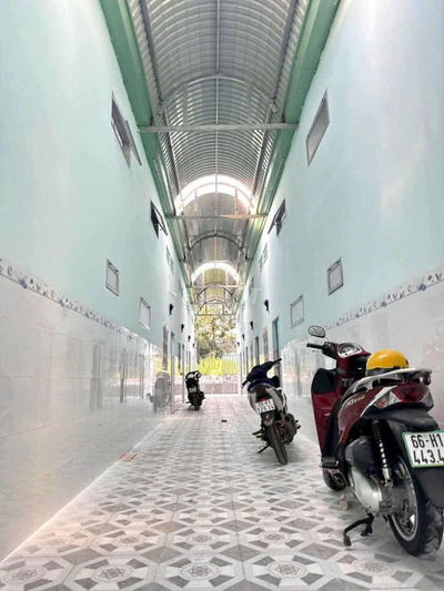 Cần bán gấp dãy trọ giá 900tr Bến Cát thu nhập 10tr 1kiot + 4phòng trọ