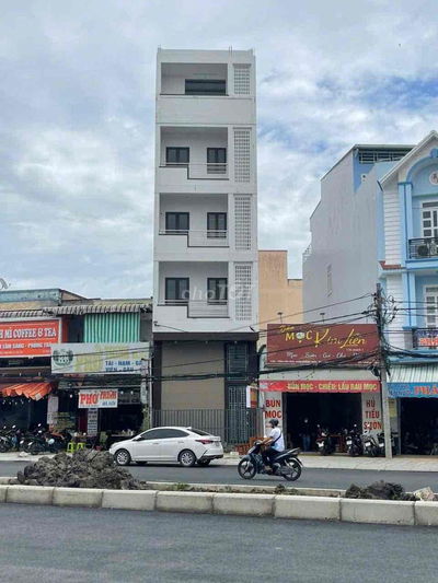 Tòa nhà 4 lầu có hầm xe thang máy gần Vincom lộ 30m